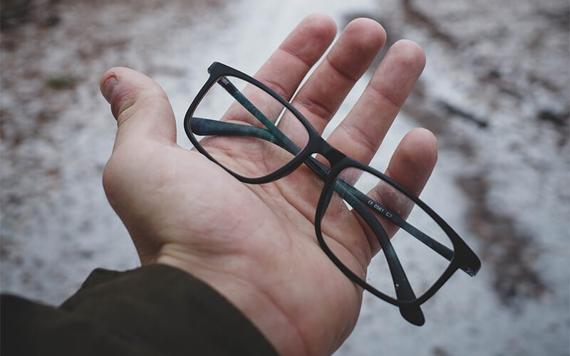 Tips for Wearing Glasses in Winter: Lens and Frame Care